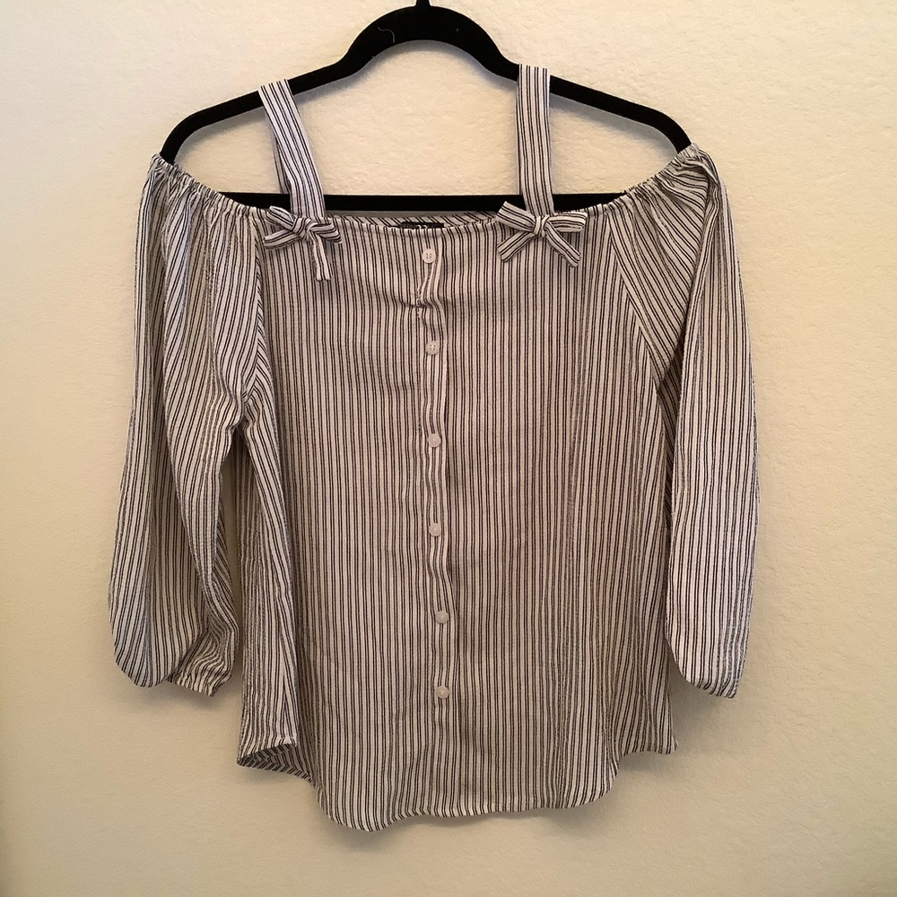 BLACK/WHITE STRIPED COLD SHOULDER LONGSLEEVE TOP ☆